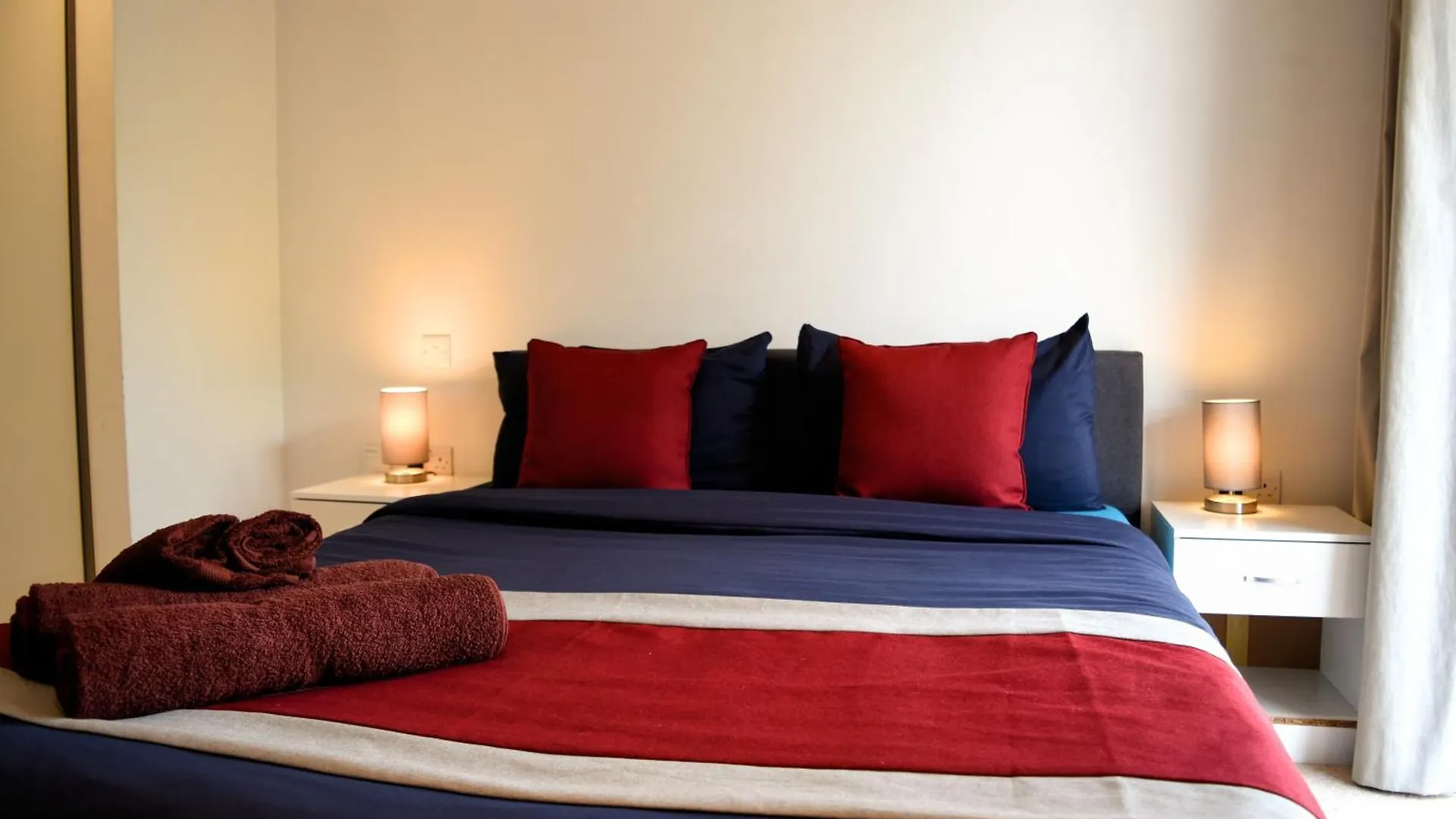 Modern London Apartment Near Greenwich - Rooftop City View